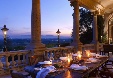 Jak zaaranżować taras w stylu klasycznym z dodatkowymi lampami solarnymi?