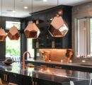Jakie lampy wiszące najlepiej sprawdzą się w kuchniach z akcentami w kolorze miedzi?