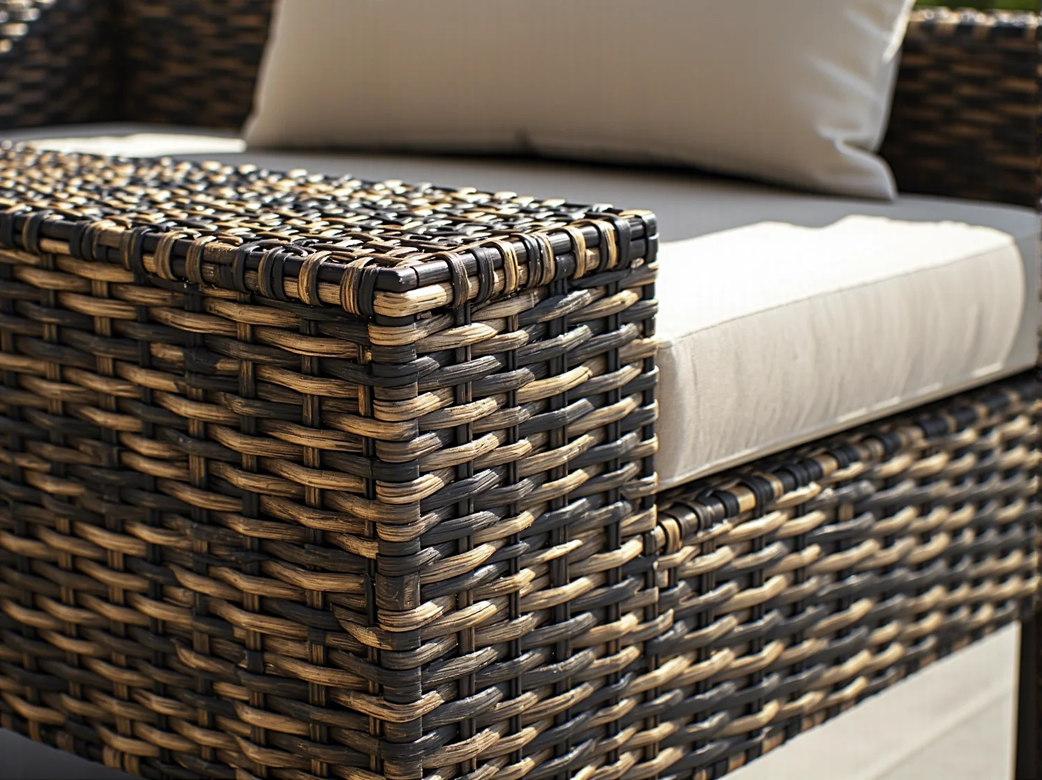 Proces czyszczenia mebli z technorattanu przed przystąpieniem do naprawy uszkodzonego splotu.