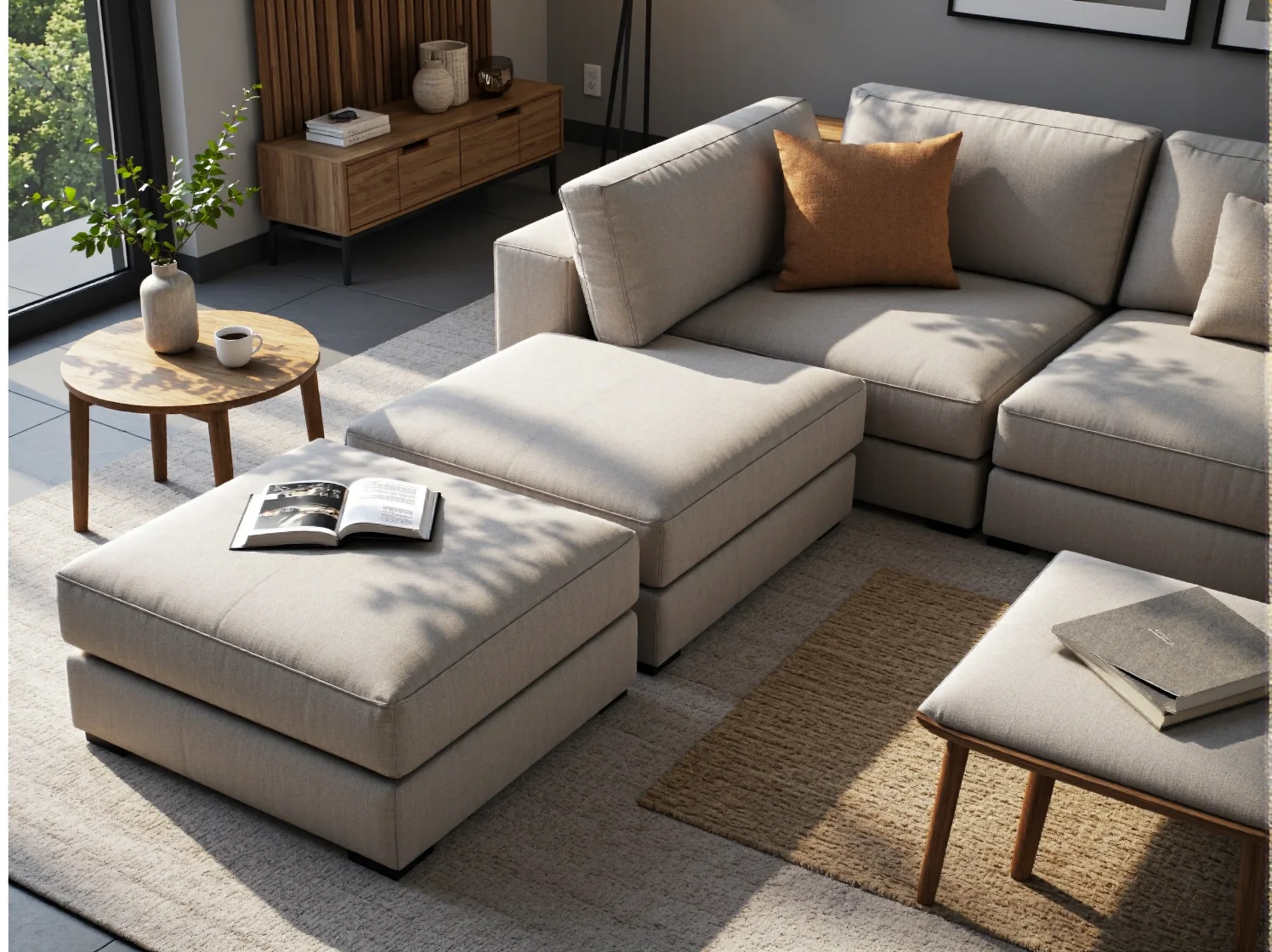 Różne konfiguracje narożnej sofy modułowej, która oszczędza miejsce w małym pokoju dziennym.