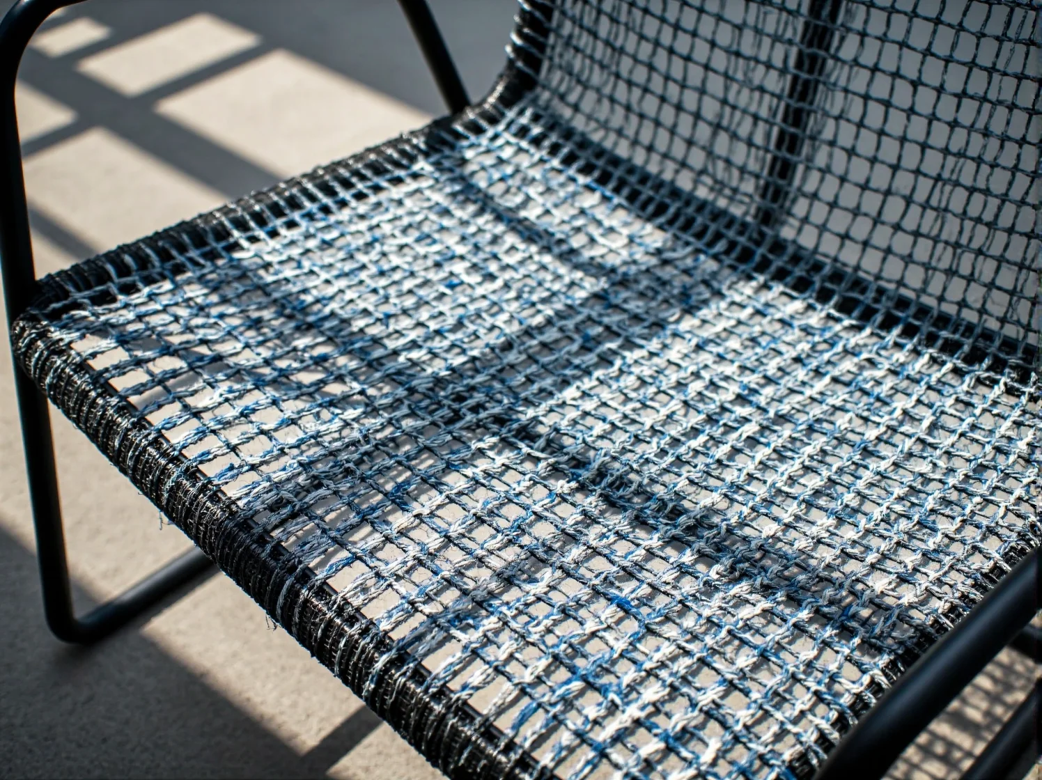 Ekologiczne krzesło wykonane z plastiku odzyskanego z oceanów – design i dbałość o planetę.