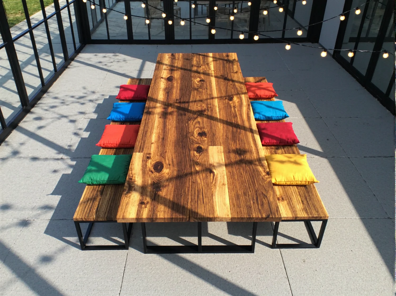 Kwadratowe stoły do kawiarni w stylu industrialnym idealne do małych przestrzeni gastronomicznych.