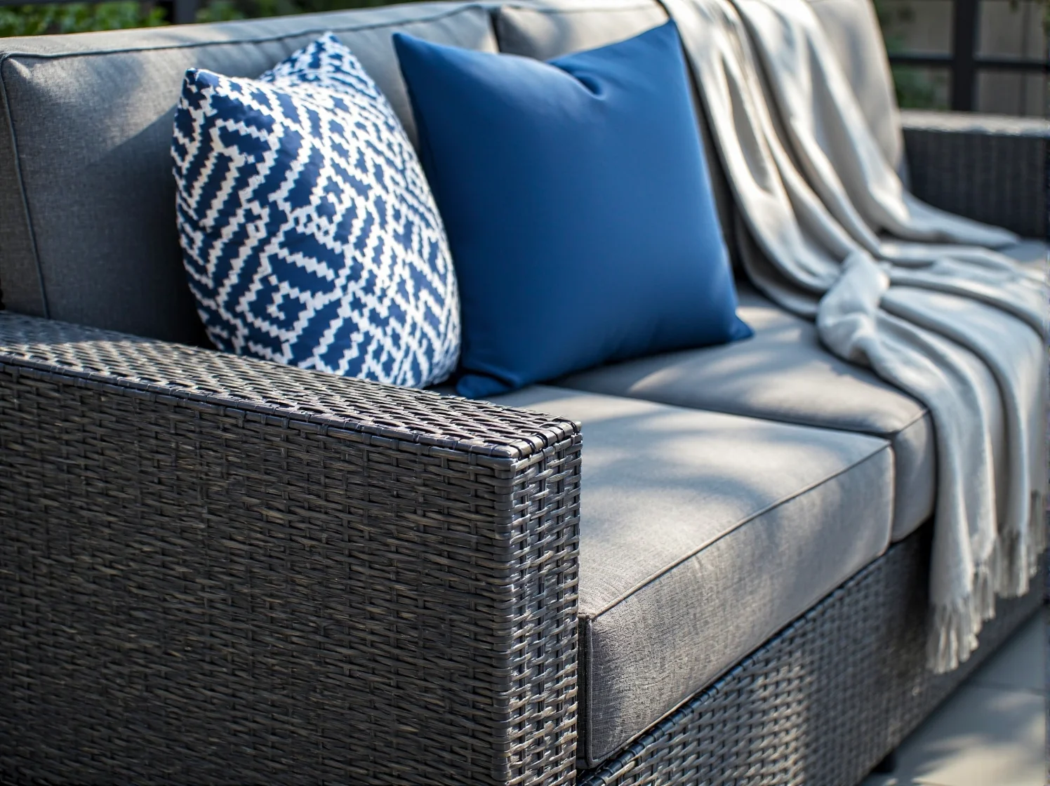 Luksusowe meble tarasowe z technorattanu w strefie relaksu