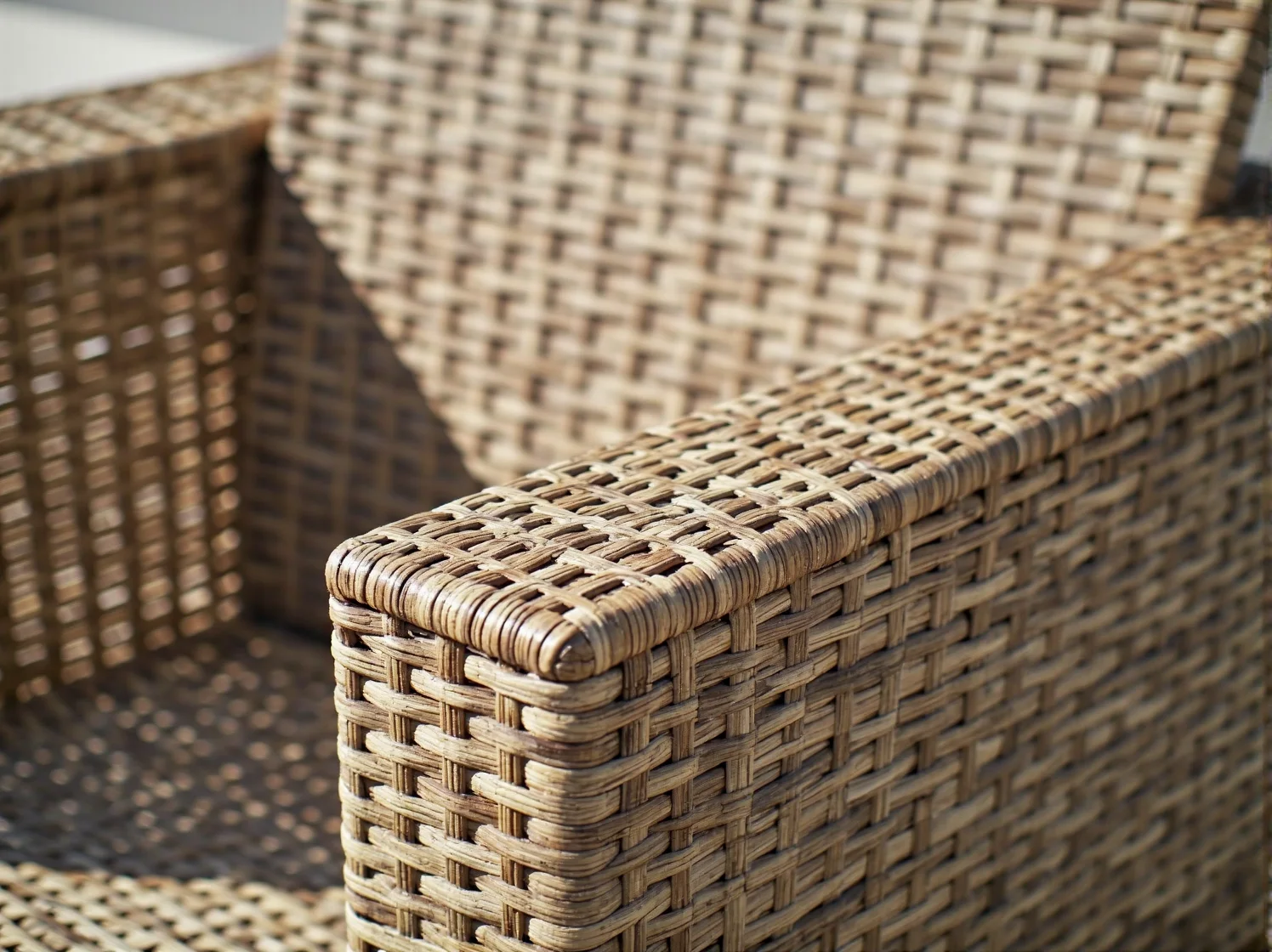 Zabezpieczanie i malowanie włókien technorattanu specjalistyczną farbą odporną na promienie UV.