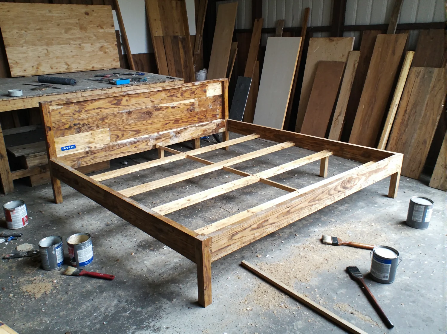 Naprawa uszkodzonych elementów konstrukcyjnych i wzmacnianie ramy starego łóżka DIY.