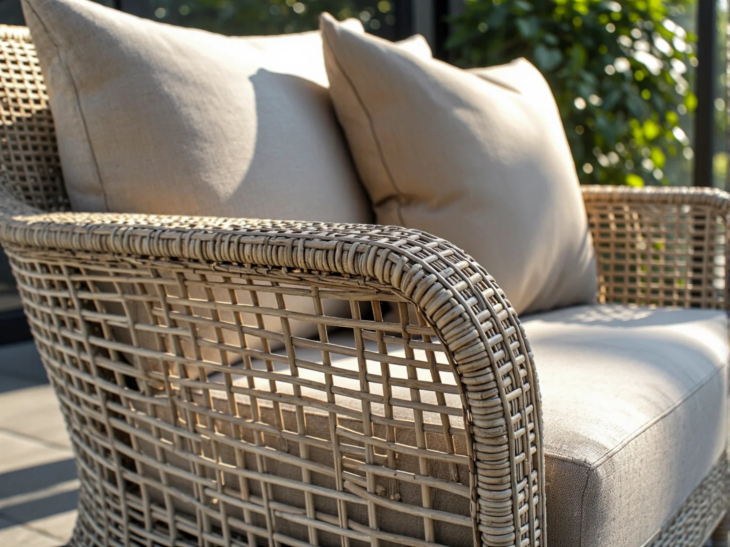 Nowoczesne krzesło ogrodowe wykonane z przetworzonych materiałów z recyklingu plastiku.