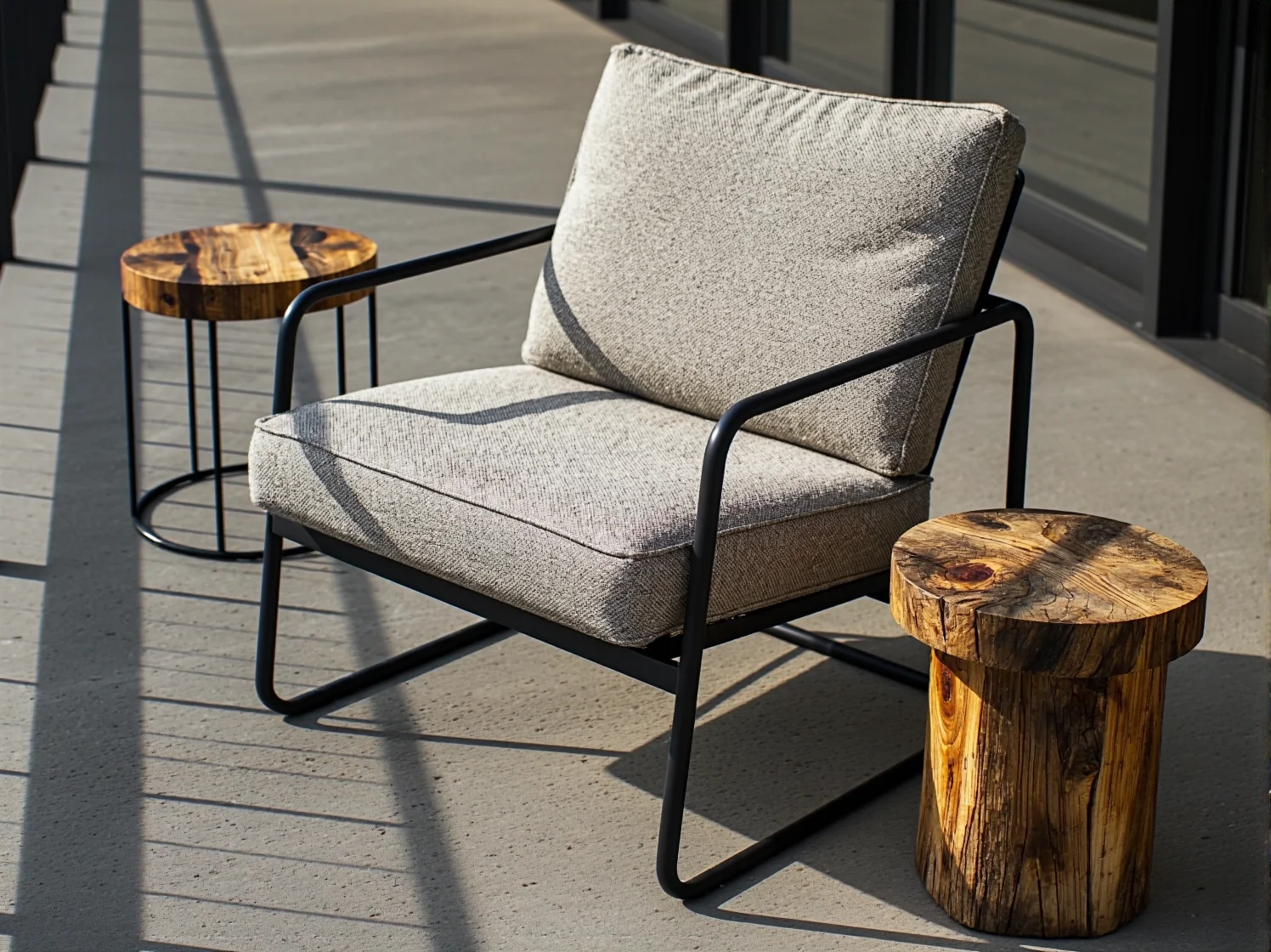 Stylowe oświetlenie elewacyjne na surowej ceglanej ścianie tarasu w klimacie loftowym.