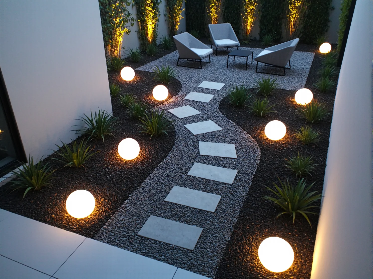 Reflektory LED punktowo oświetlające roślinność i nowoczesne rzeźby w ogrodzie.