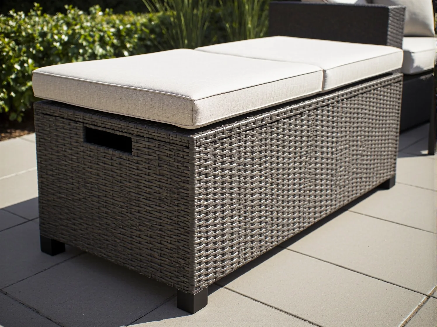 Praktyczna sofa ogrodowa ze schowkiem na poduszki i akcesoria ogrodowe